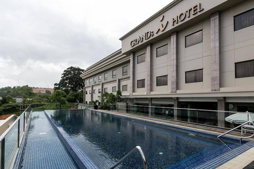 I Hotel Batam Нагоя Экстерьер фото